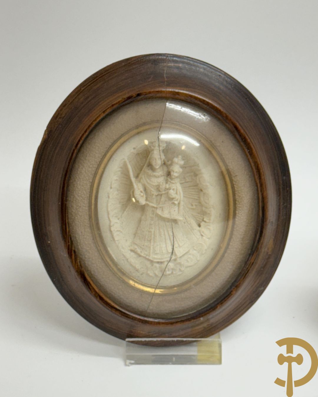 Voorstelling van Madonna met kind, deels verguld, deels geaquarelleerd - in ovale lijst + Voorstelling van Madonna met kind in textielwerk in ovale lijst + Madonna met kind in glazen kastje+ 2 kleine ovale medaillons in pijpaarde