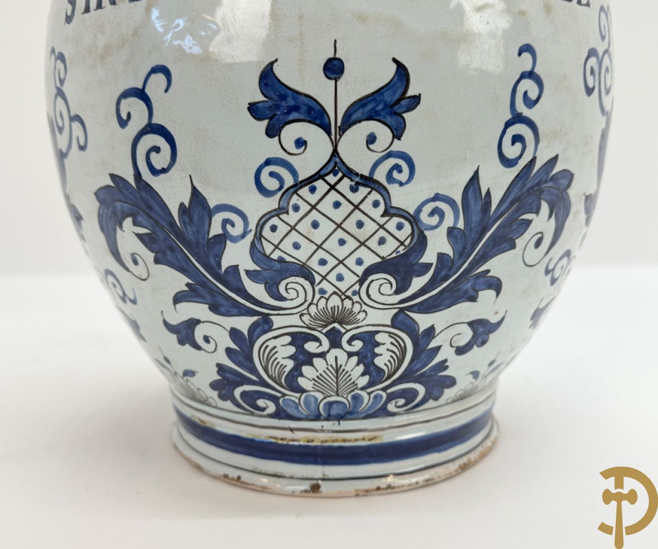 Schenkkan in Delftse faience, Sirop de rubarbe