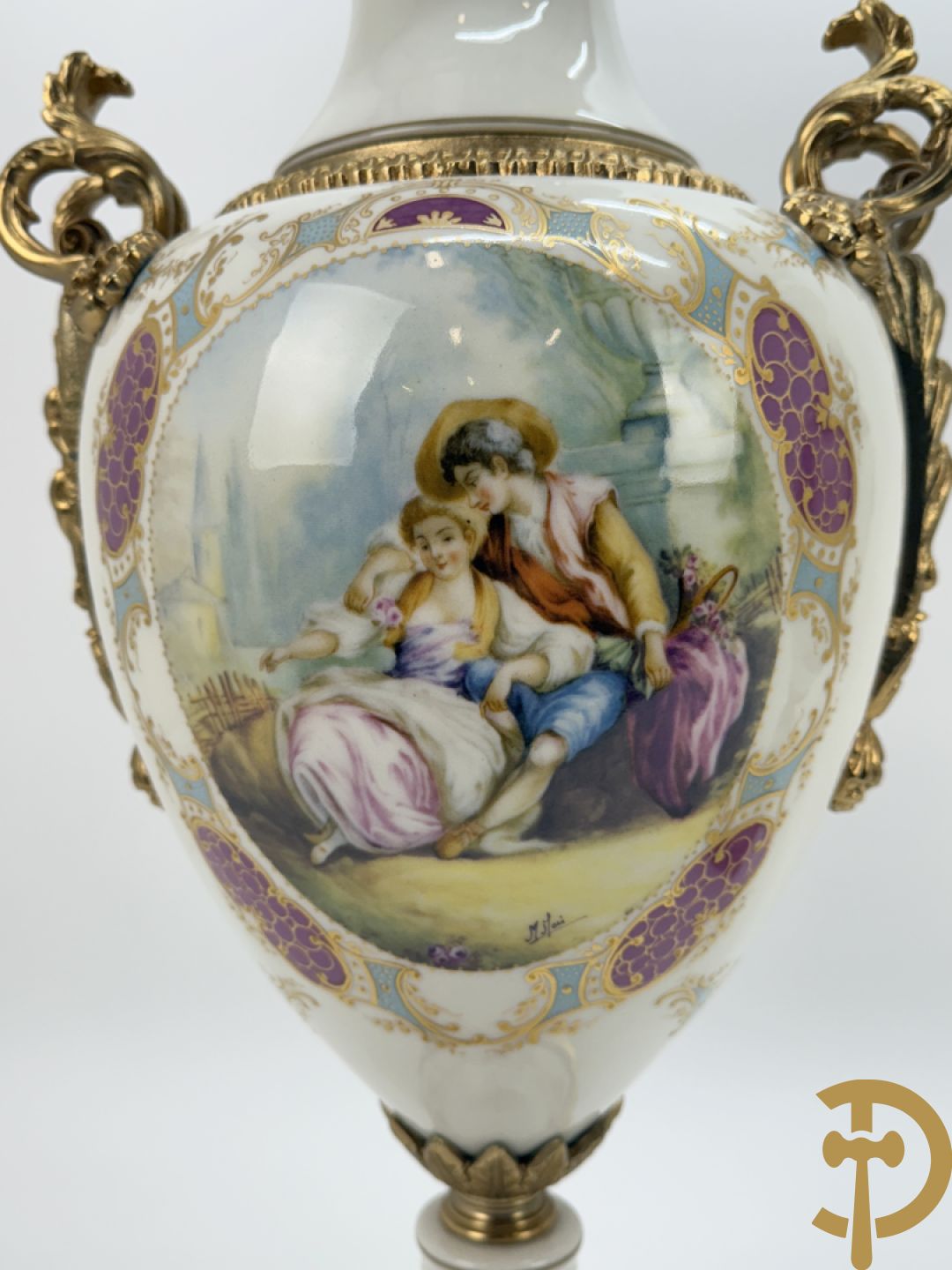 Paar porseleinen Sèvres stijl dekselpotiches met dubbel bedrukt romantisch decor en bezet met bronzen ornamenten