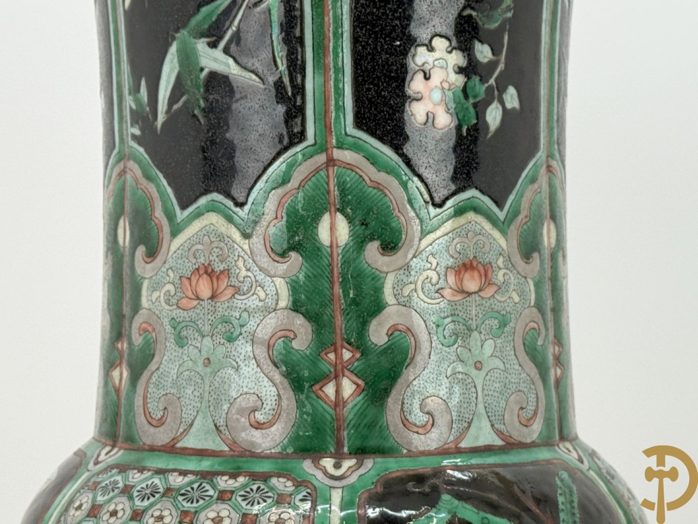 Antieke Chinese Gu vaas met geschenkendecor op zwarte fond