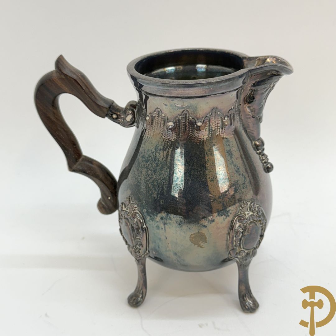 Verzilverd koffieservies met Louis XV motieven op verzilverde schotel, gemerkt M R 25, bestaande uit koffiekan, theekan, melkkan en suikerpot