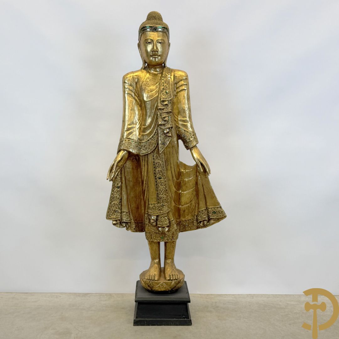 Vergulde houtgesculpteerde staande boedha bezet met spiegeltjes, op sokkel