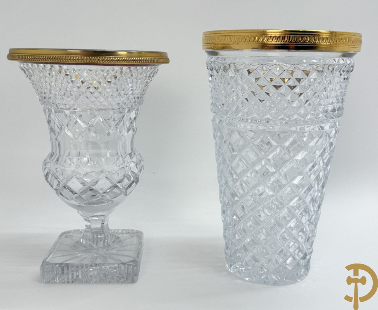 Helder kristallen geslepen coupe + 2 dragoirs in kristal gefacetteerd + 3 kristallen vazen + glazen vaas