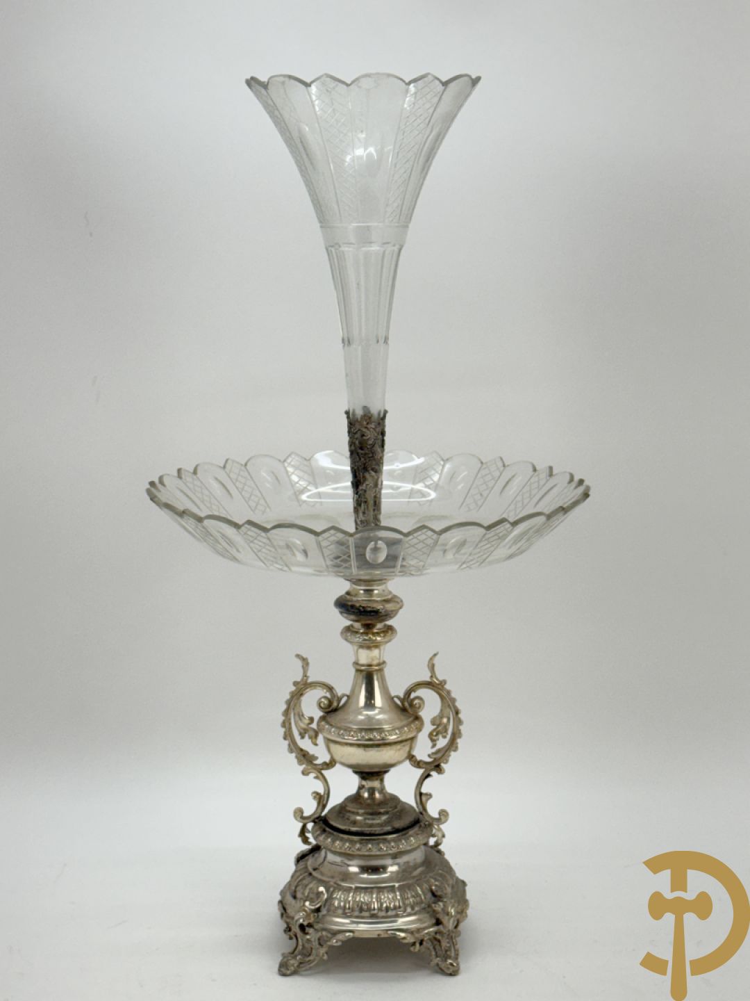 Verzilverde pique fleur met coupe en Neo Renaissance motieven