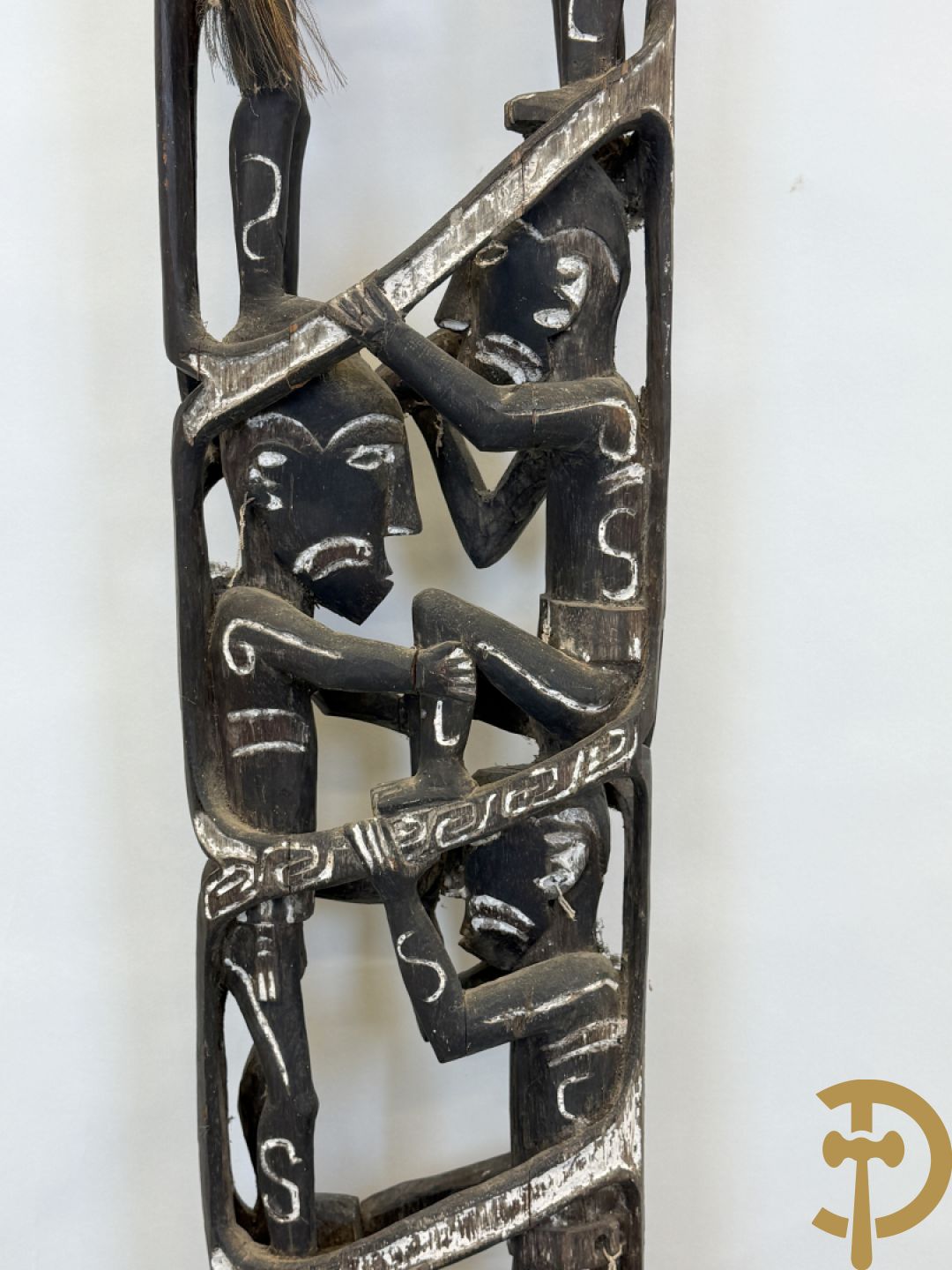 Nieuw Zeelandse totempaal met gesculpteerde houten figuren bewerkt met krijt