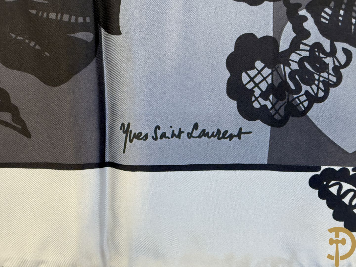 Vier foulards Yves Saint Laurent (nooit gedragen komt uit winkel restant)