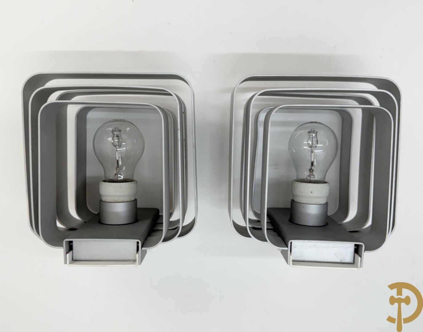 Paar wandlampen in zilverkleur naar Jules Wabbes, uitgegeven door Wever & Ducré