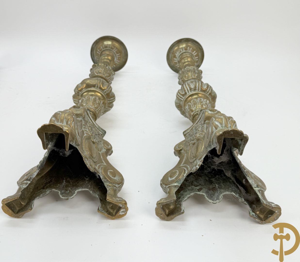 Drie paar religieuse kandelaars in brons en koper