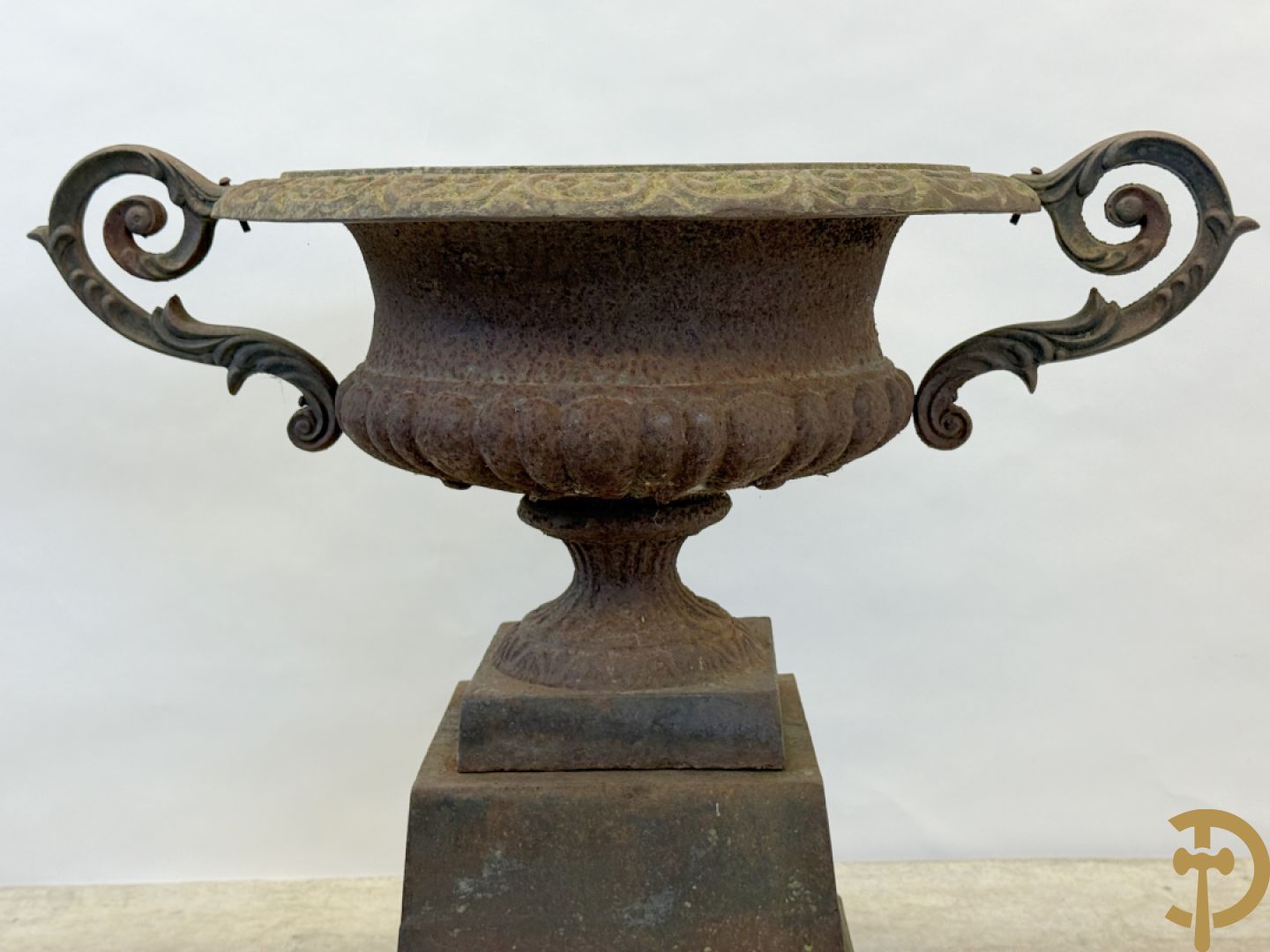 Kelkvormige amfoorvaas op gietijzeren sokkel