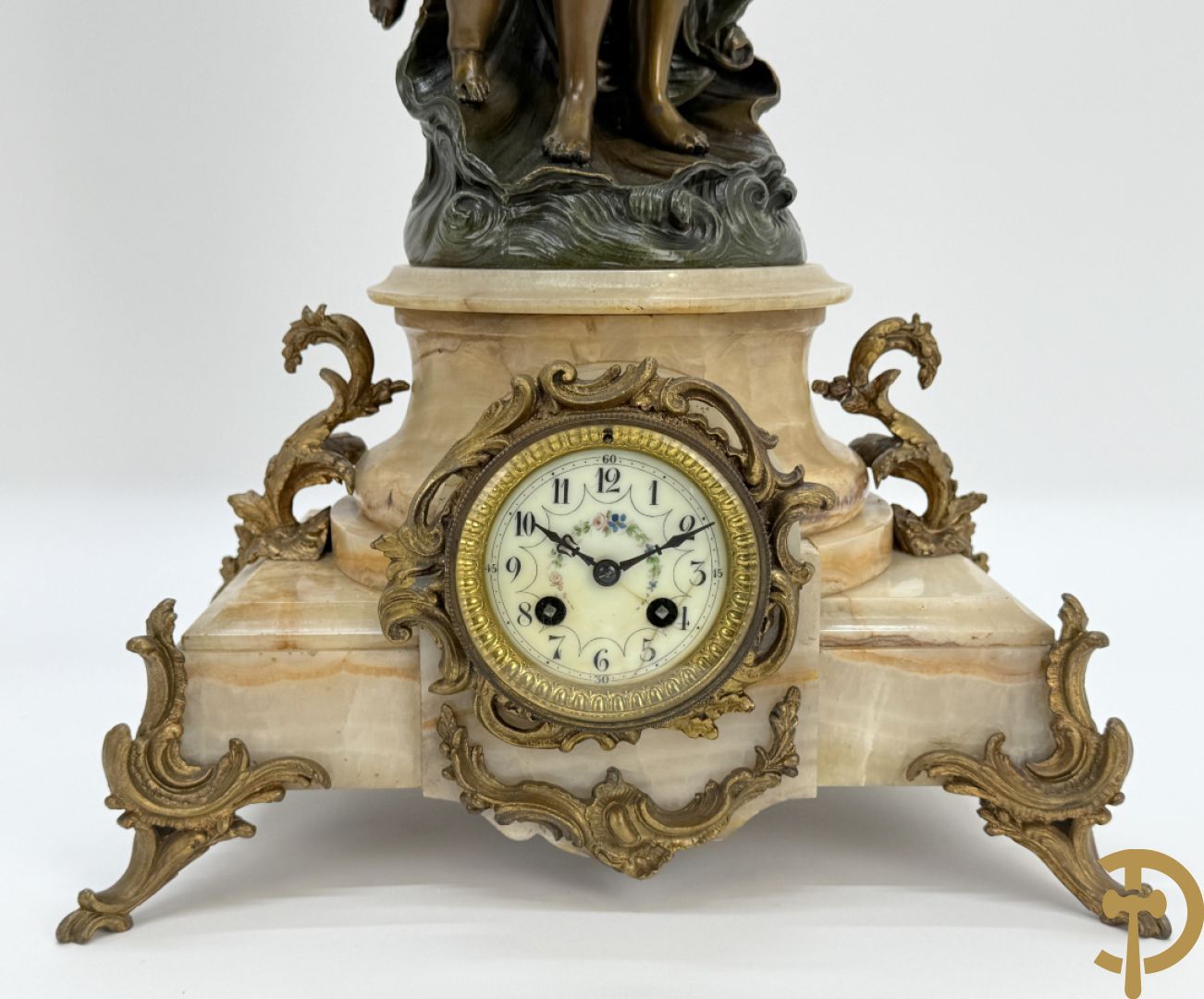 Driedelige zamak garnituur bestaande uit pendule met cupido en dame geflankeerd door paar vijfarmige kandelaars, Bruchon getekend