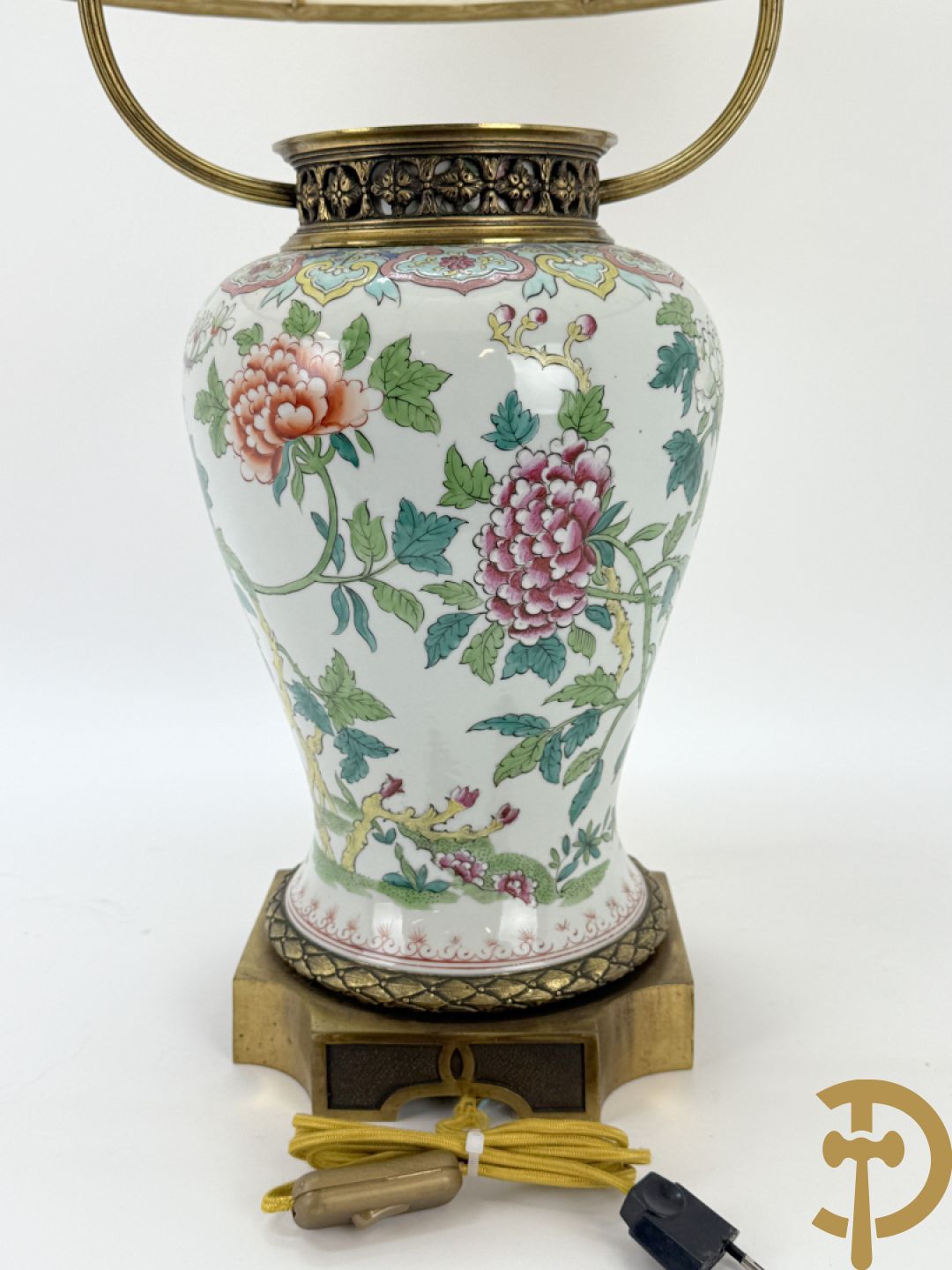 Porseleinen vaas met decor van vogels en pioenrozen, Samson, gemonteerd als lampadaire