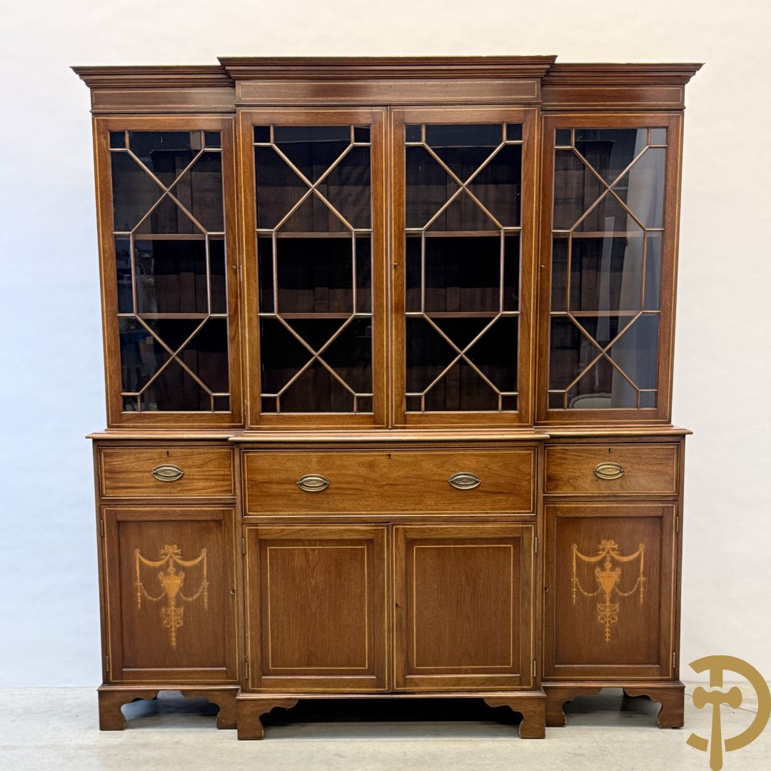 Notelaren Engelse stijl breakfront met ingebouwde secretaire, bovenaan met vitrine en decor van amfoorvazen op de deuren