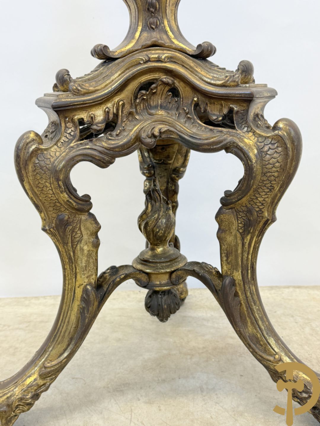 Bronzen staander op drie voluutvormige poten met acanthusranken, bezet met guirlandes en bovenaan met marmeren plateau