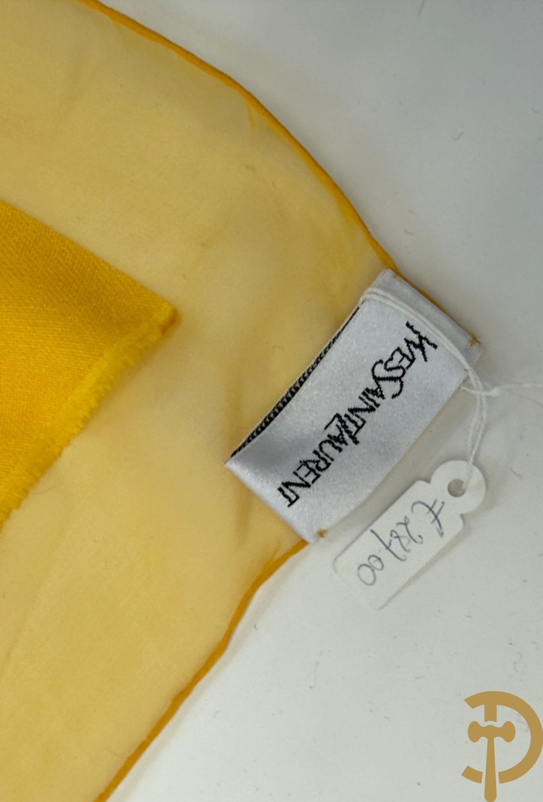 Vier foulards Yves Saint Laurent (nooit gedragen komt uit winkel restant)