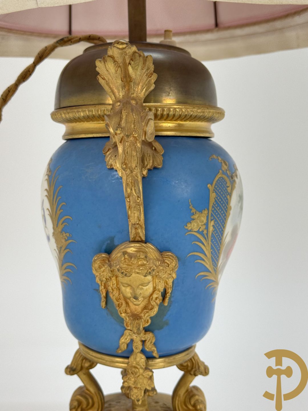 Bronzen lampadaire met accanthusranken en centraal Sèvres coupe gedecoreerd met cupido en bloemendecor