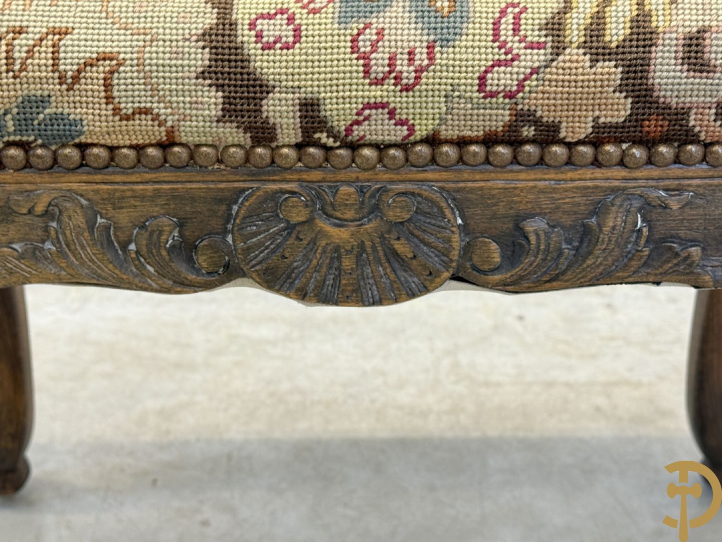 Armzetel Louis XIV met petit points + voetbankje