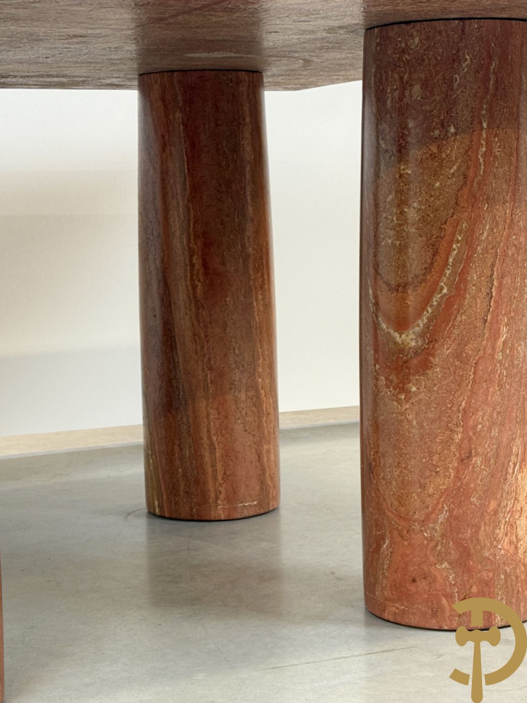 Geaderde marmeren Cassina tafel op 4 cilindervormige poten Mario Bellini