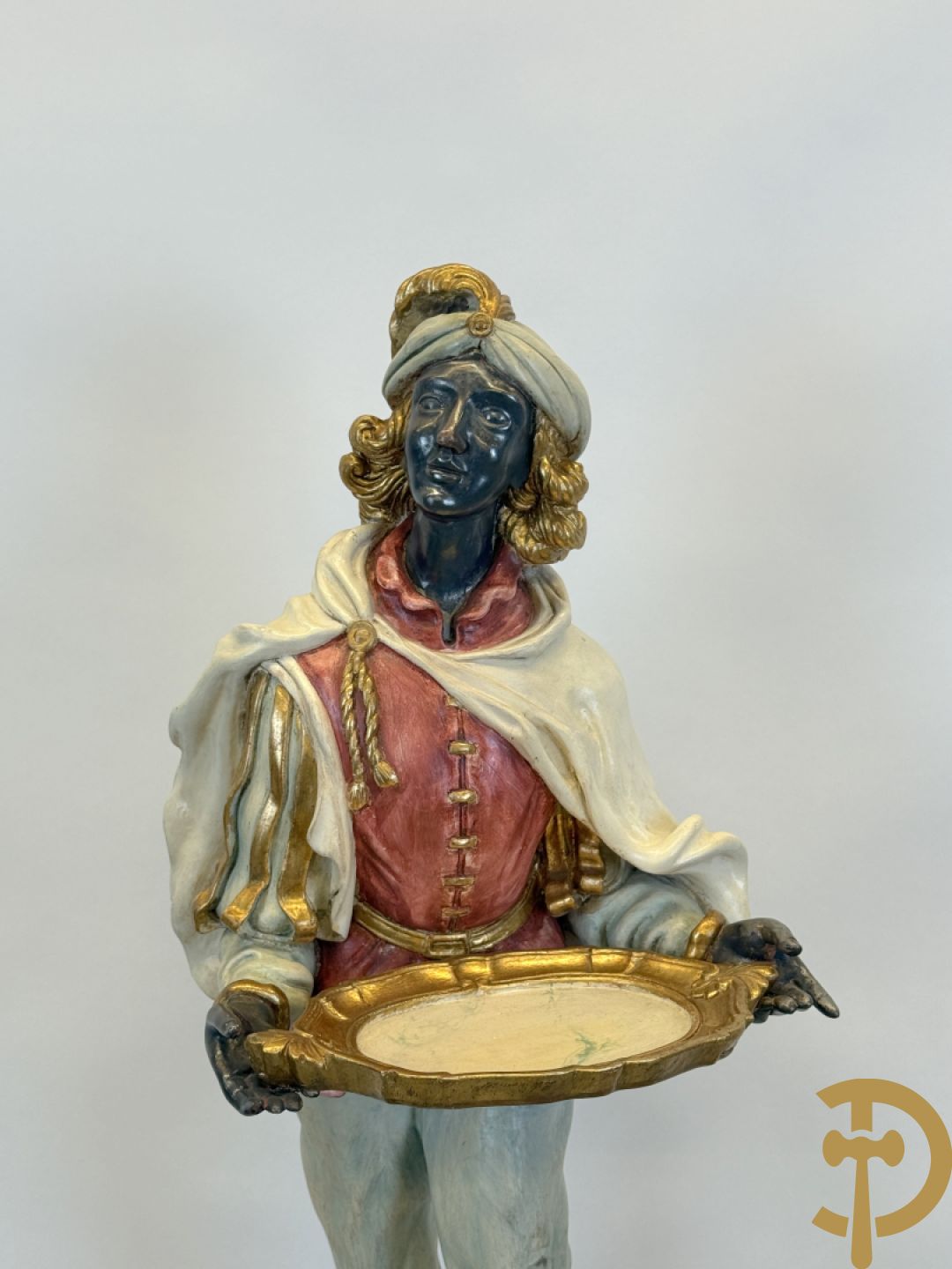 Gepolychromeerde staande moor in Victoriaanse kledij, met opdienschaal, op sokkel - Italiaans