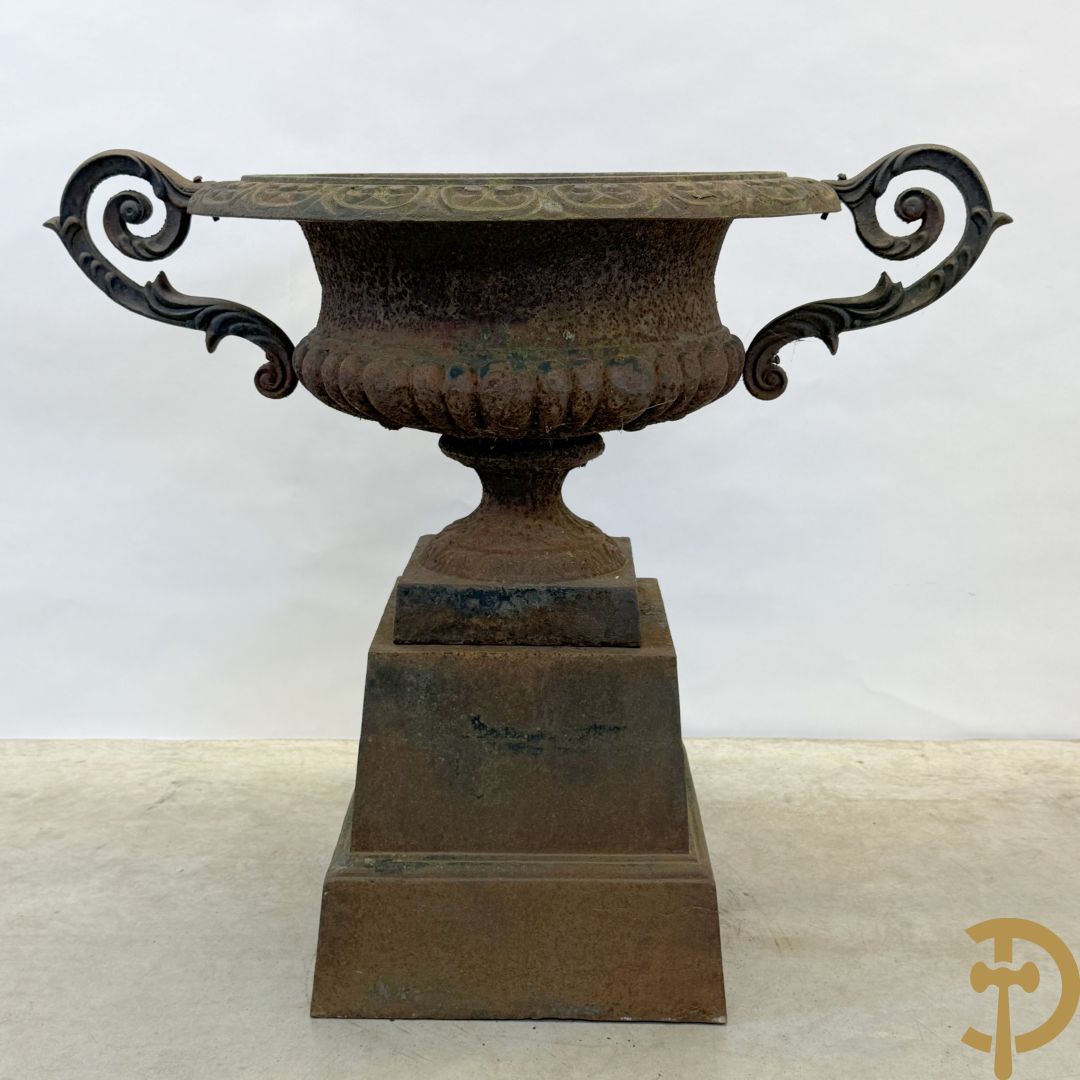 Kelkvormige amfoorvaas op gietijzeren sokkel