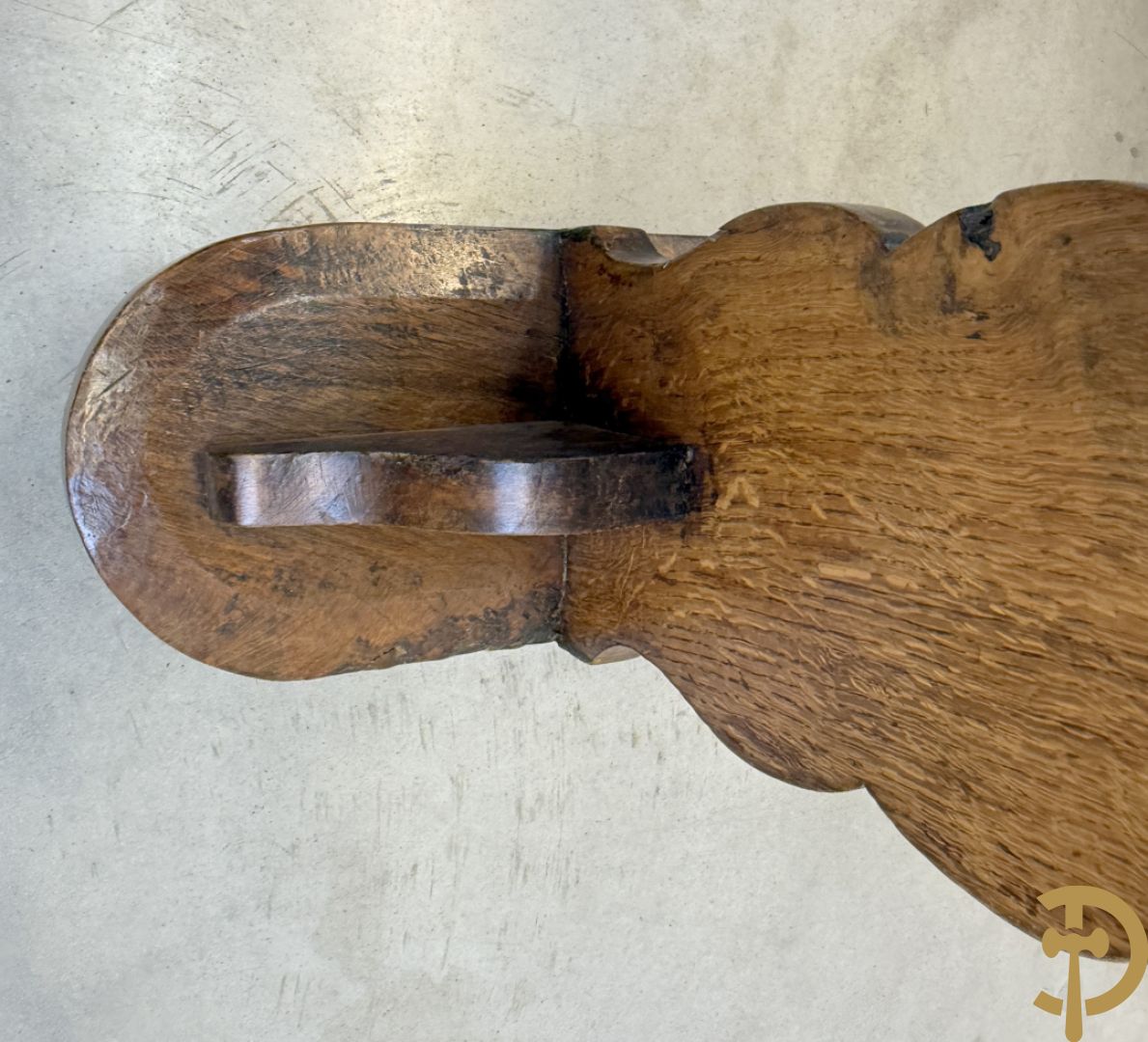 Paar massief eiken kloosterbanken met afgeronde zijkanten