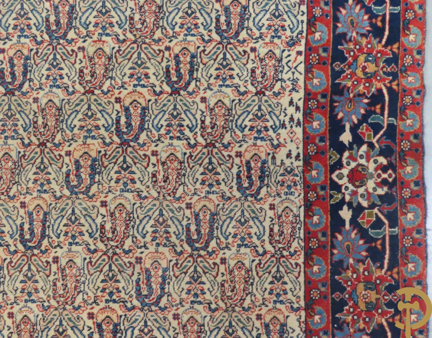 Antiek handgeknoopt tapijt met cashmeremotieven en florale omranding