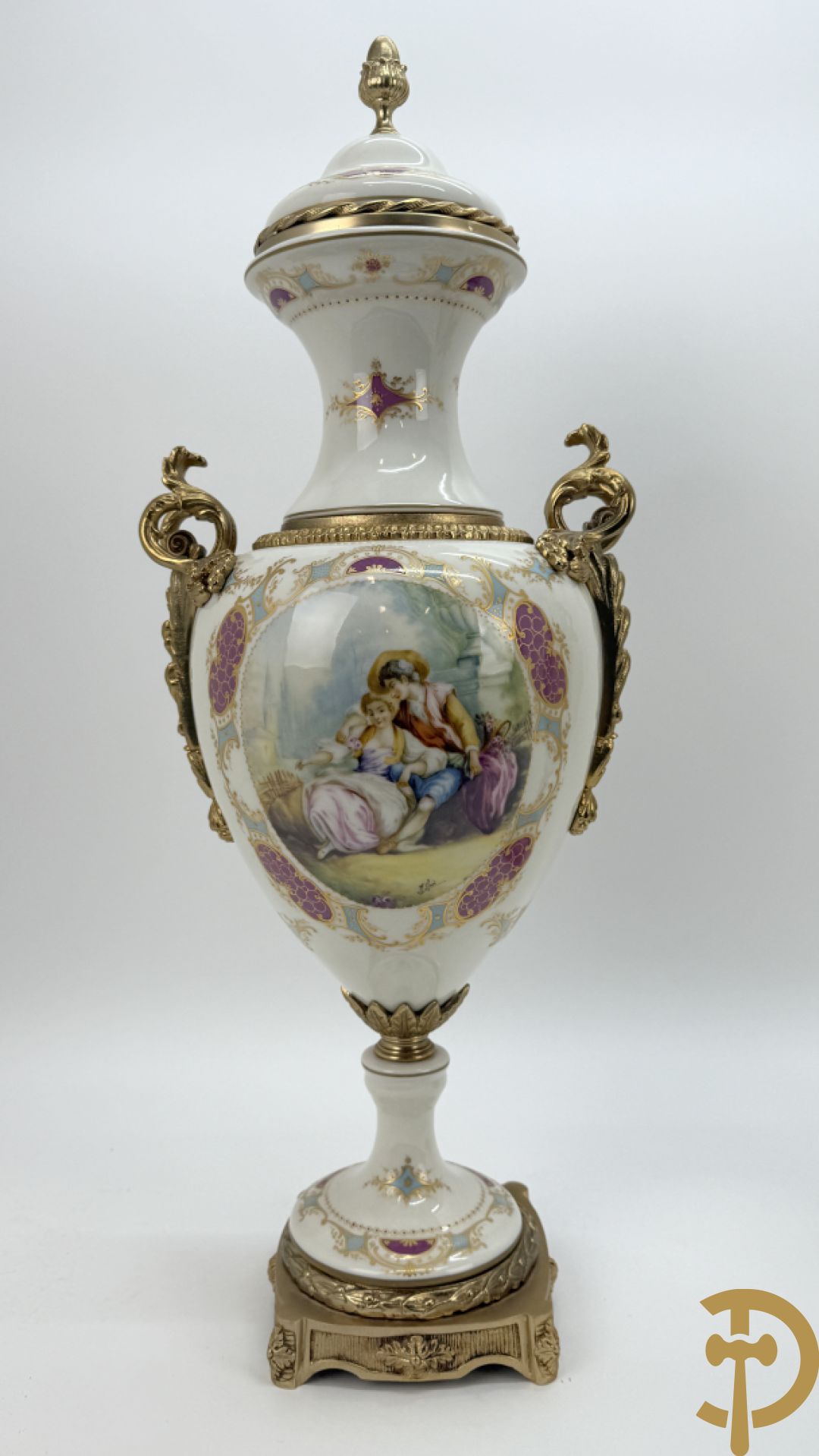 Paar porseleinen Sèvres stijl dekselpotiches met dubbel bedrukt romantisch decor en bezet met bronzen ornamenten