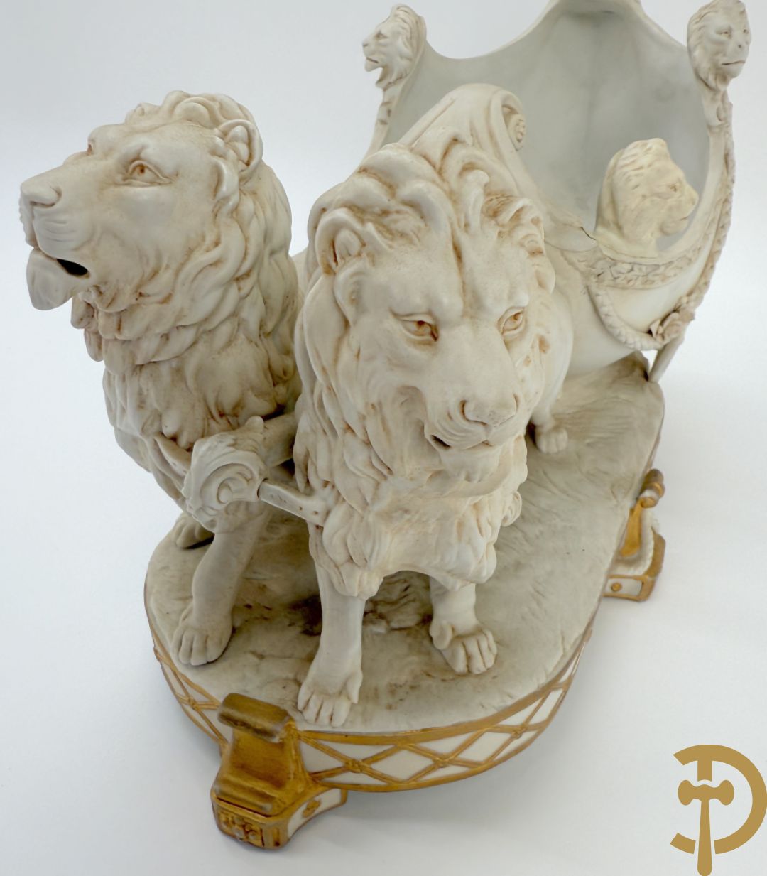 Biscuit beeld met leeuwen trekkende een open koets, getekend onderaan