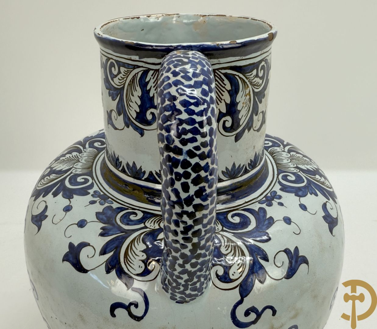 Schenkkan in Delftse faience, Sirop de rubarbe