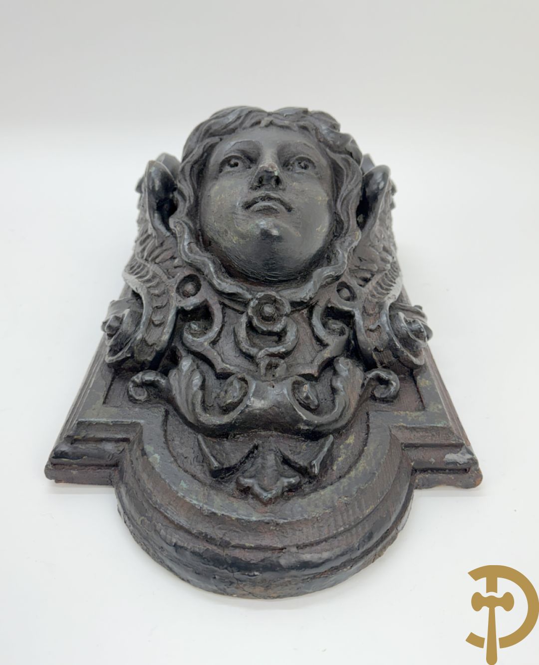 Paar muurhoeksteunen van hout met gesculpteerde hoofden man en vrouw