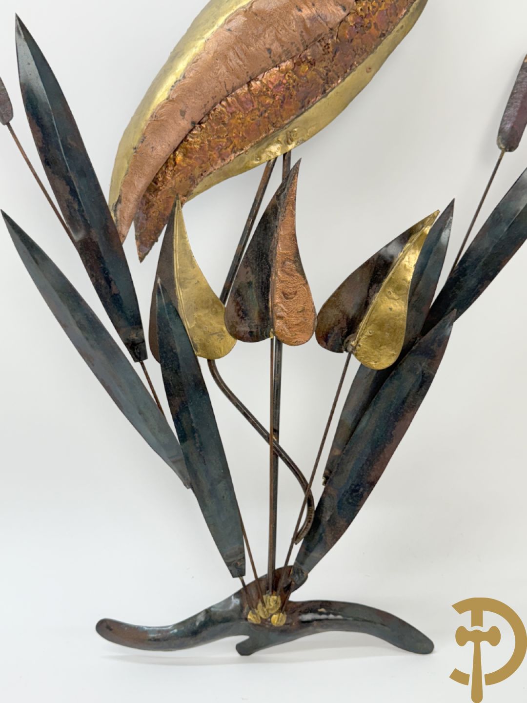 Paar vergulde metalen basreliefs met ooievaars en lisdoddes