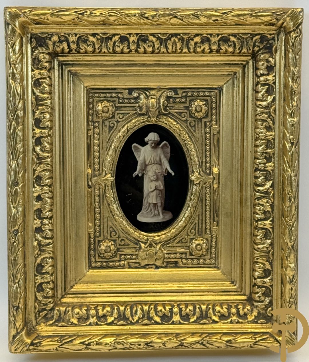 Vergulde lijst met accanthusranken en ovaal medaillon + kader met ovaal medaillon + religieuse wassen zegel