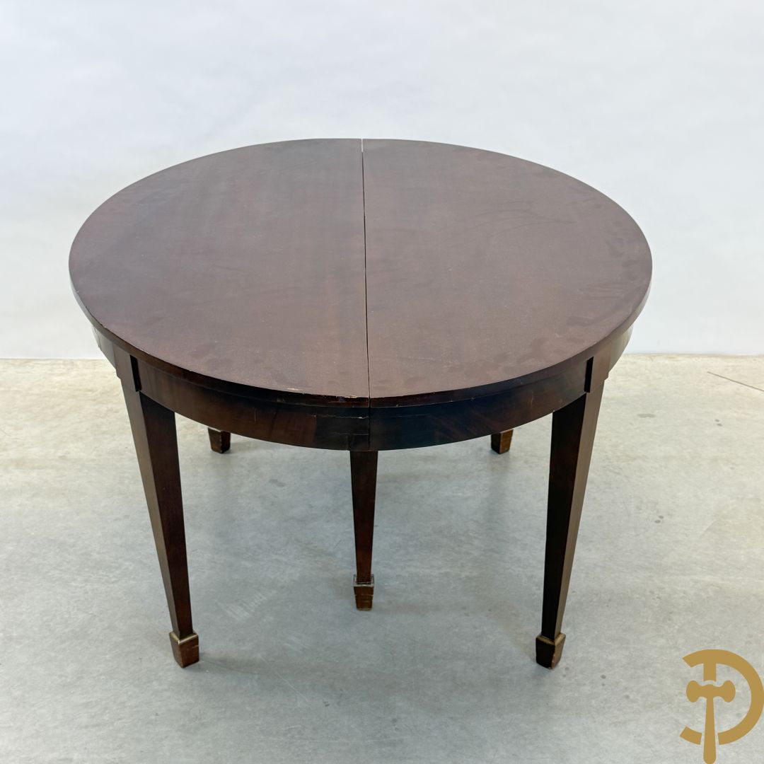 Ovale uittrekbare mahoniehouten tafel op zes verjongende poten