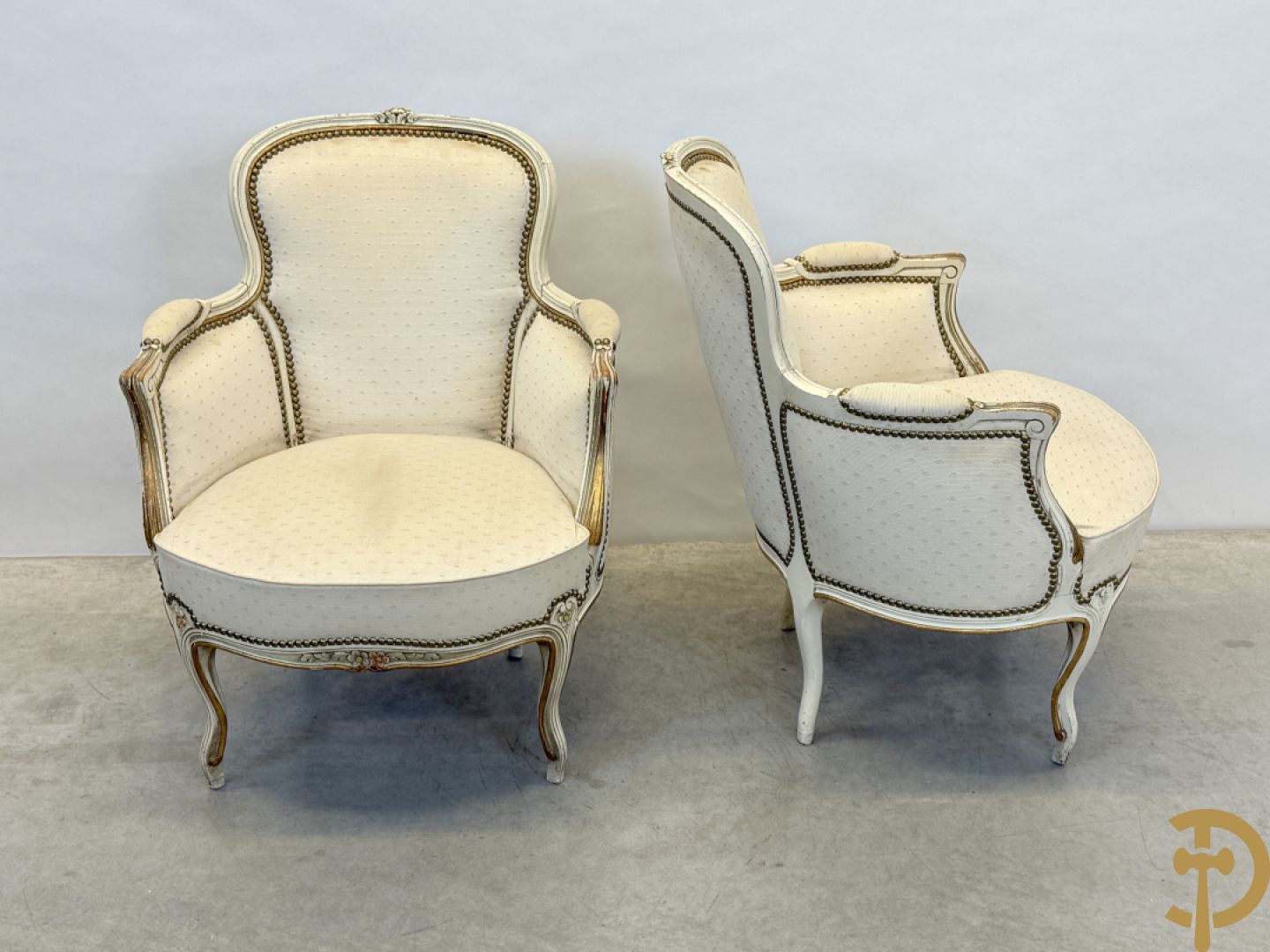 Paar wit gemonochromeerde Louis XV bergères