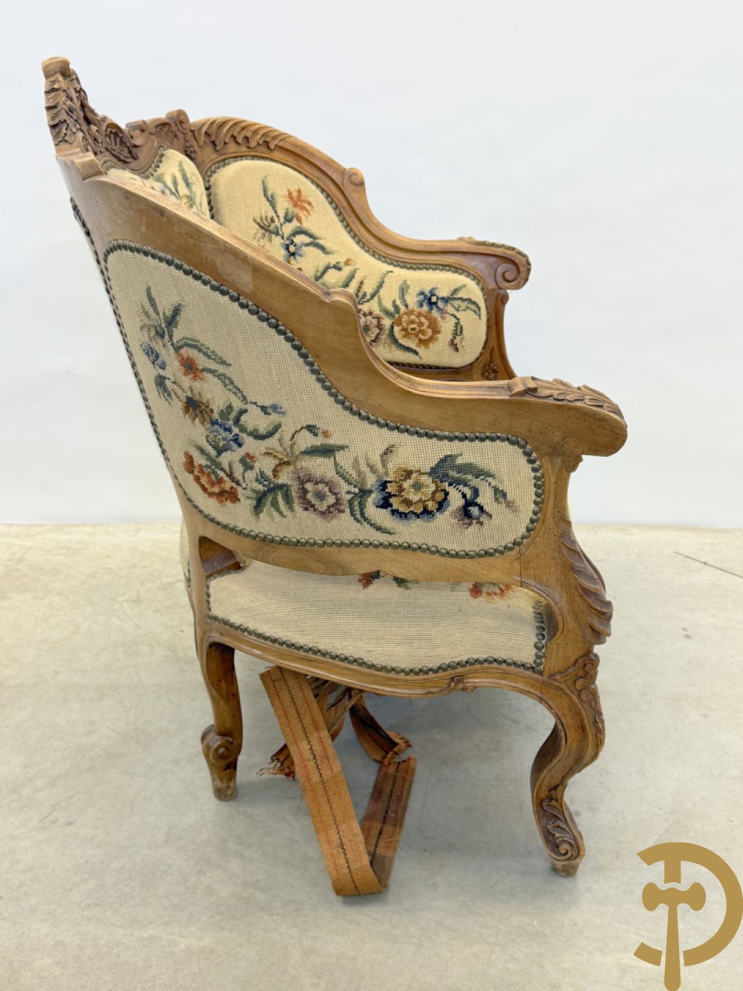 Paar armzetels bezet met petit points + 2 bijhorende stoelen