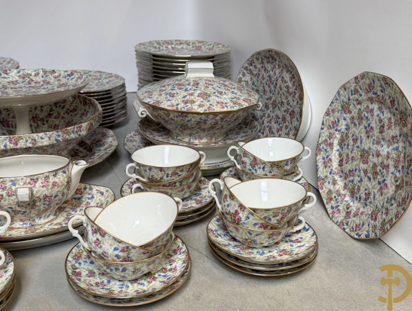 Uitgebreid zeer decoratief porseleinen eet- en koffieservies met bloemendecor, Limoges France