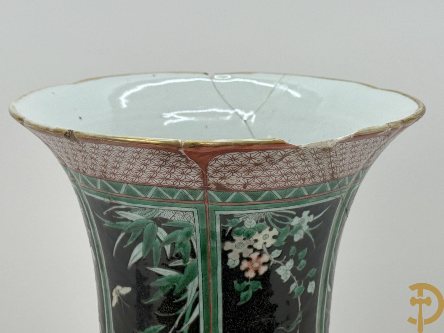 Antieke Chinese Gu vaas met geschenkendecor op zwarte fond