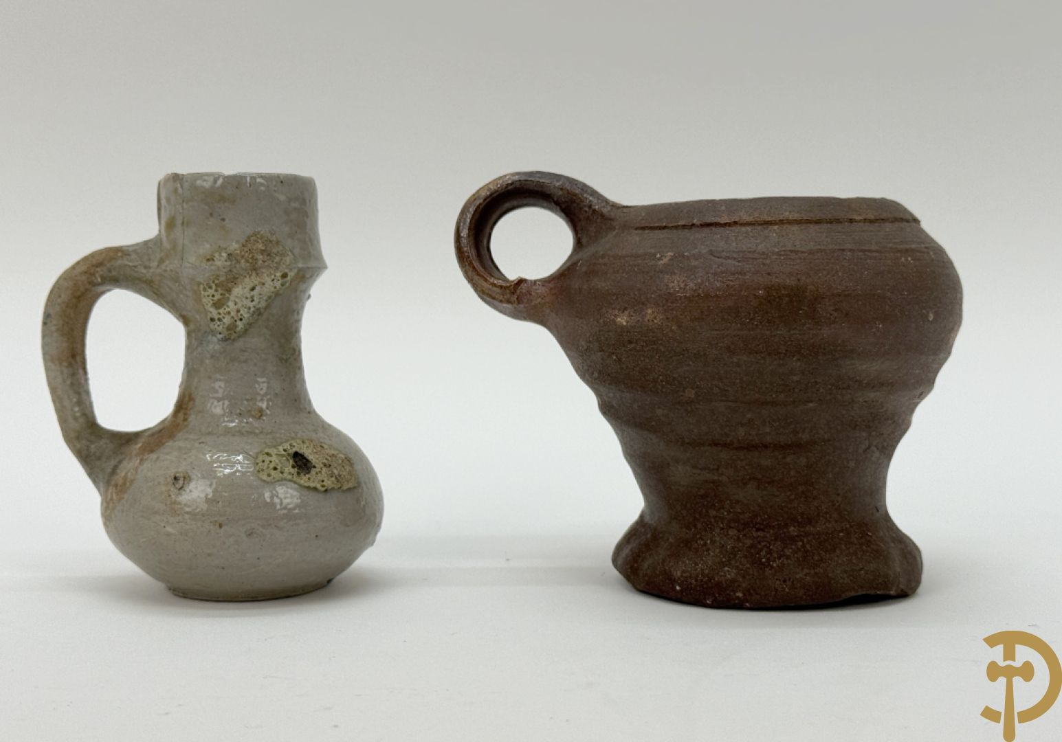 Vijf aardewerken Raeren kruiken + schaaltje