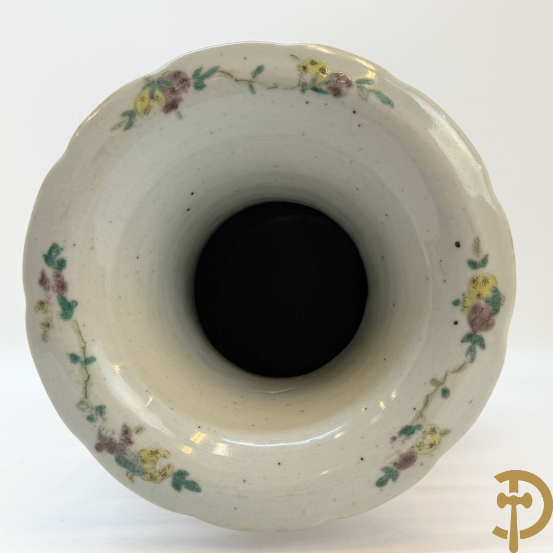 Chinese porseleinen meerkleurige vaas met decor van wijsgeren in landschap