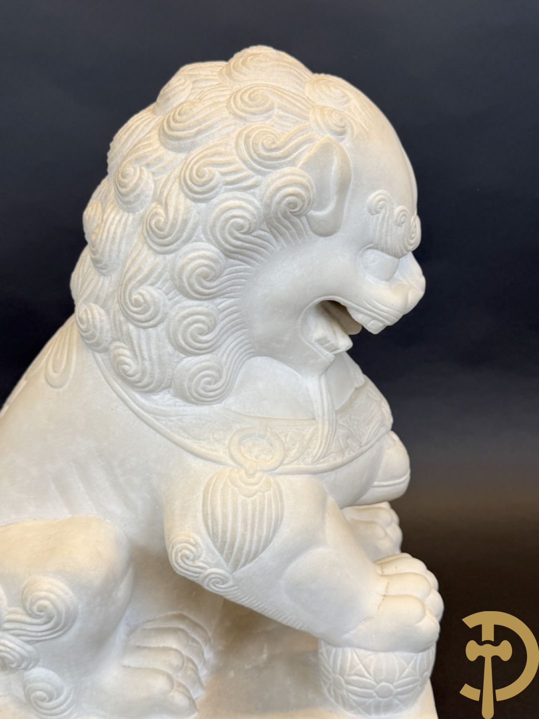 Paar handgesculpteerde marmeren fo-honden