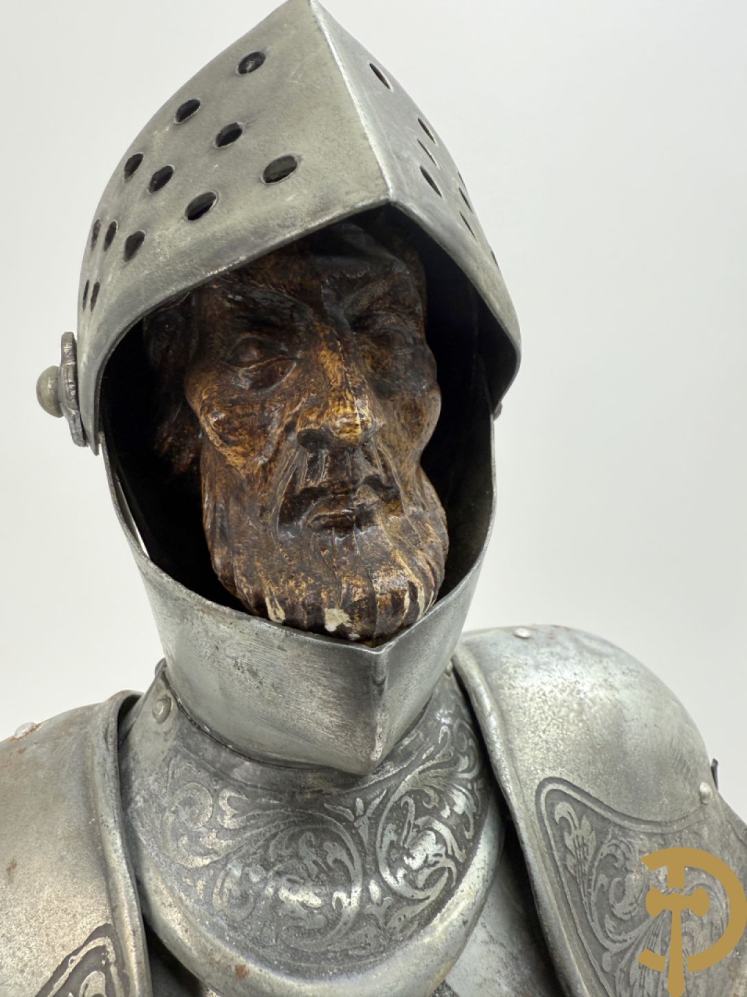 Miniatuur harnas met terra cotta hoofdje in helm op houten voet