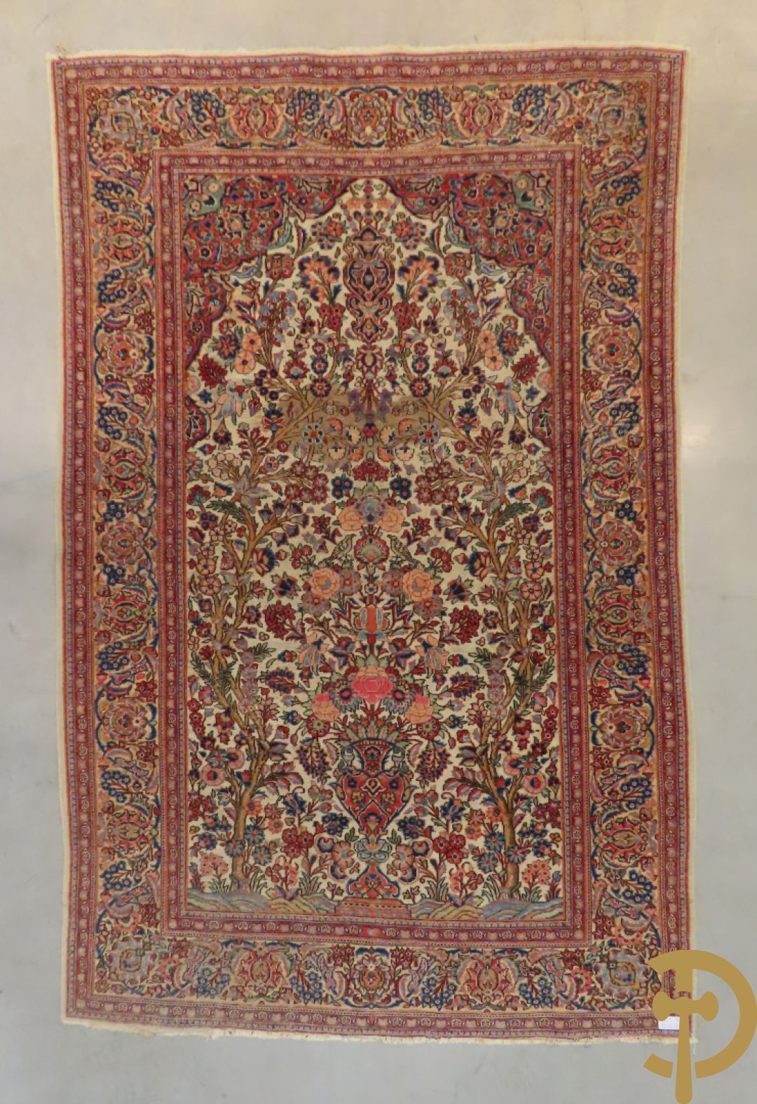 Oosters handgeknoopt tapijt Tabriz met amfoor, bloemen en levensboom