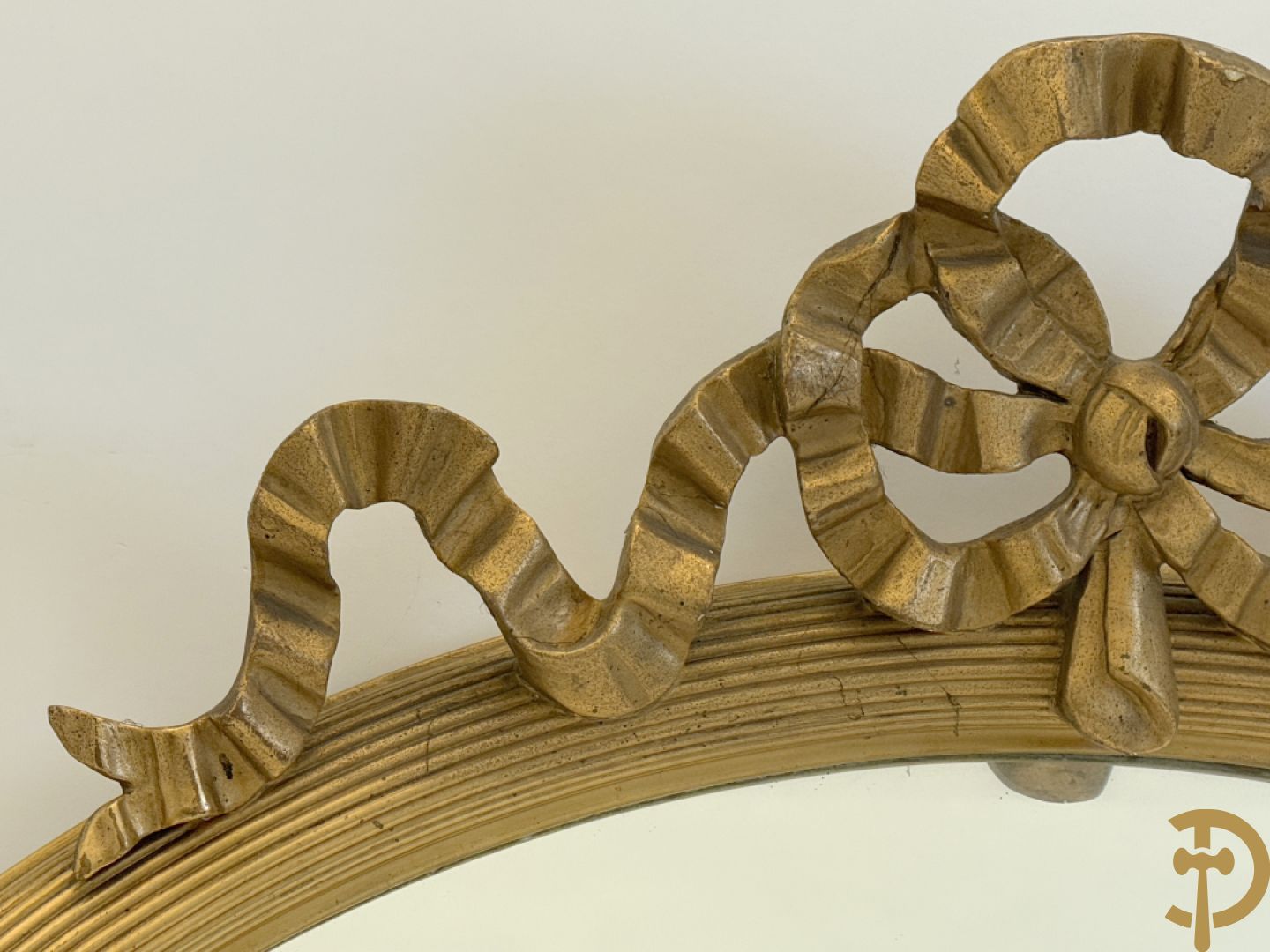 Ovale vergulde spiegel met Louis XVI strik