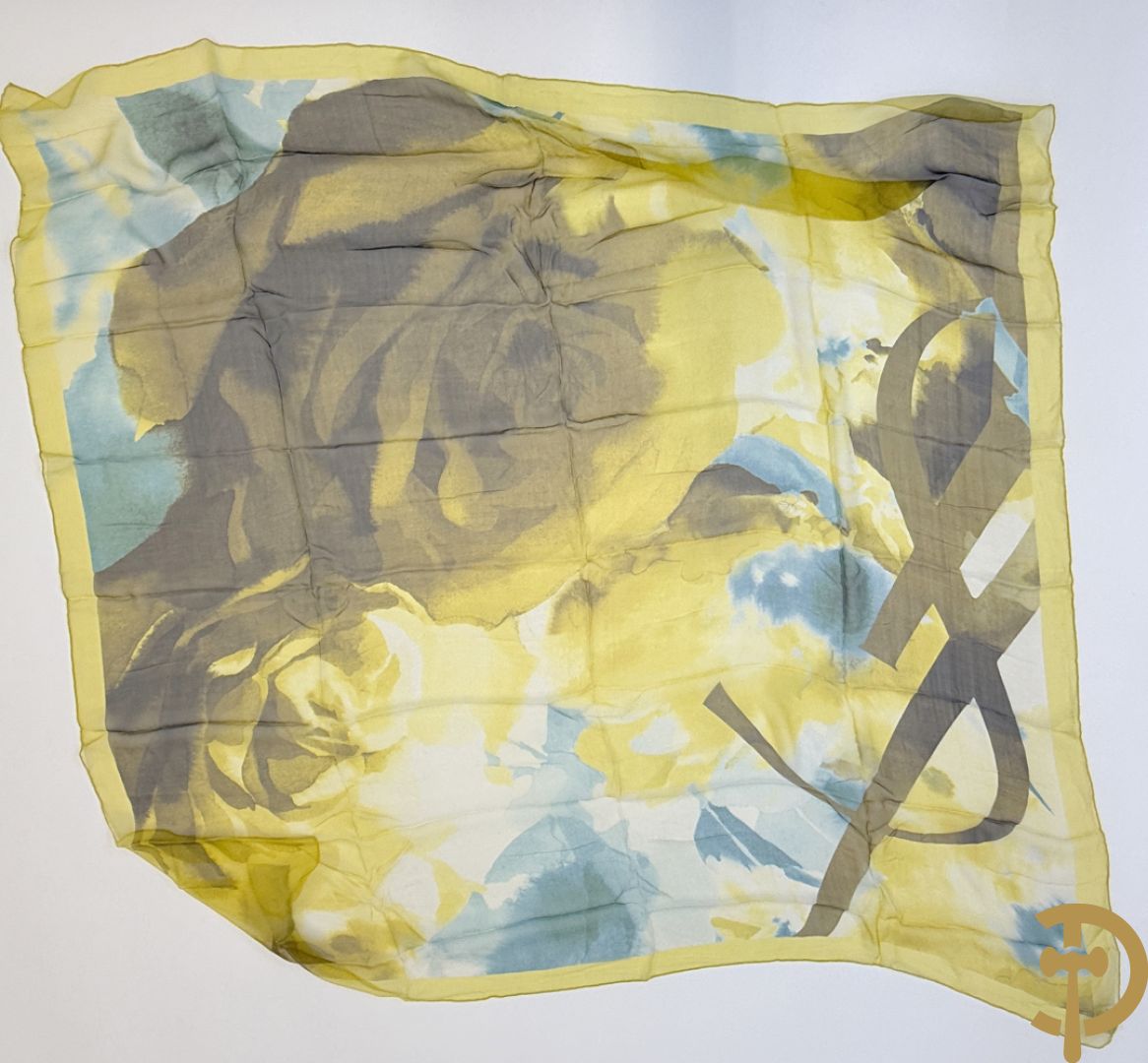 Vier foulards Yves Saint Laurent (nooit gedragen komt uit winkel restant)