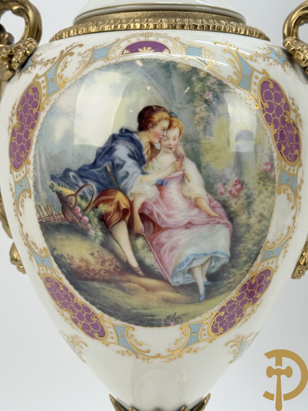 Paar porseleinen Sèvres stijl dekselpotiches met dubbel bedrukt romantisch decor en bezet met bronzen ornamenten