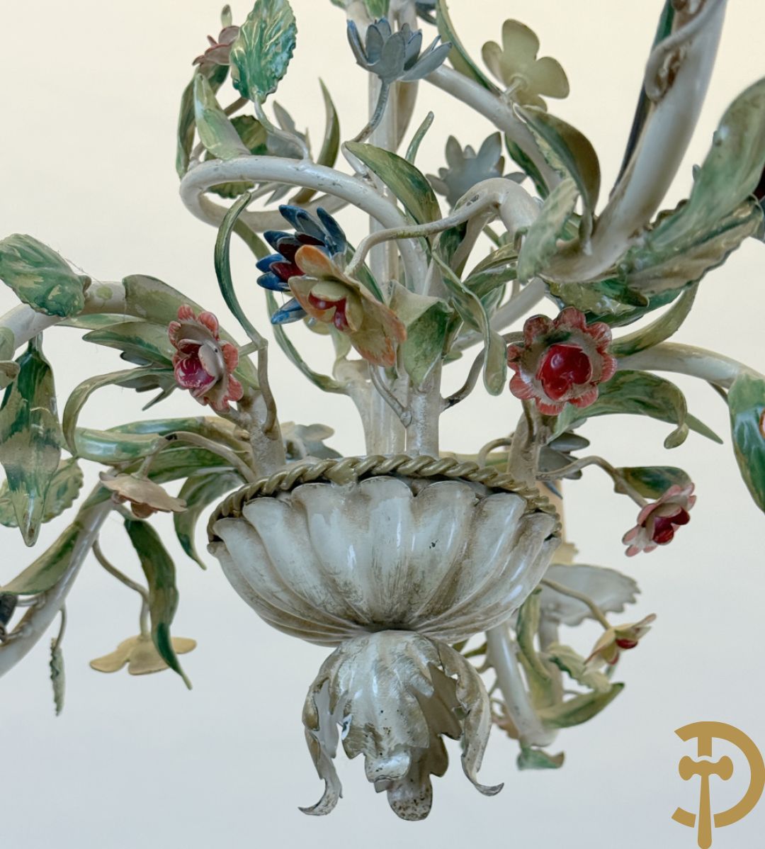 Italiaanse beschilderde vijfarmige luchter met smeedijzeren bloemen