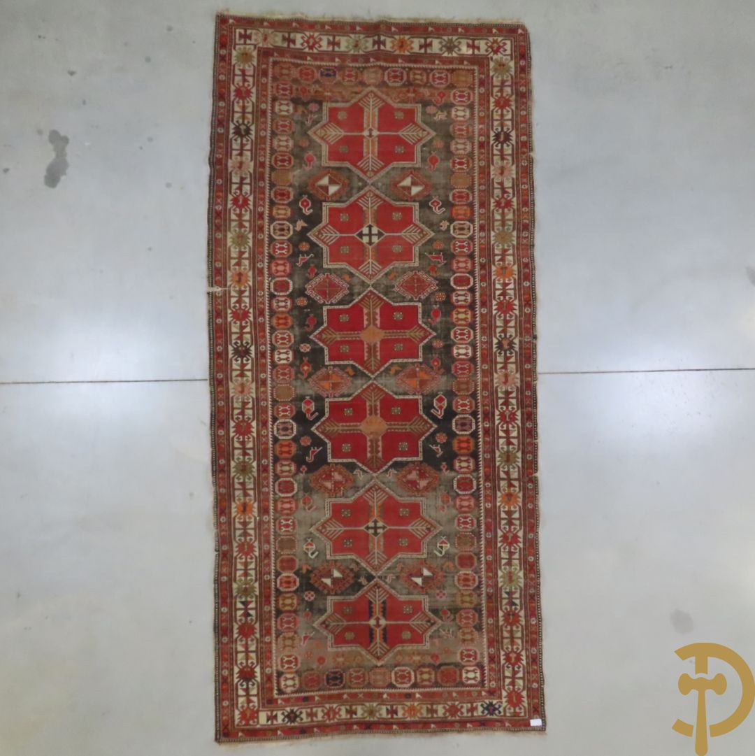 Antiek oosters handgeknoopt Kaukasus tapijt met geometrische patronen