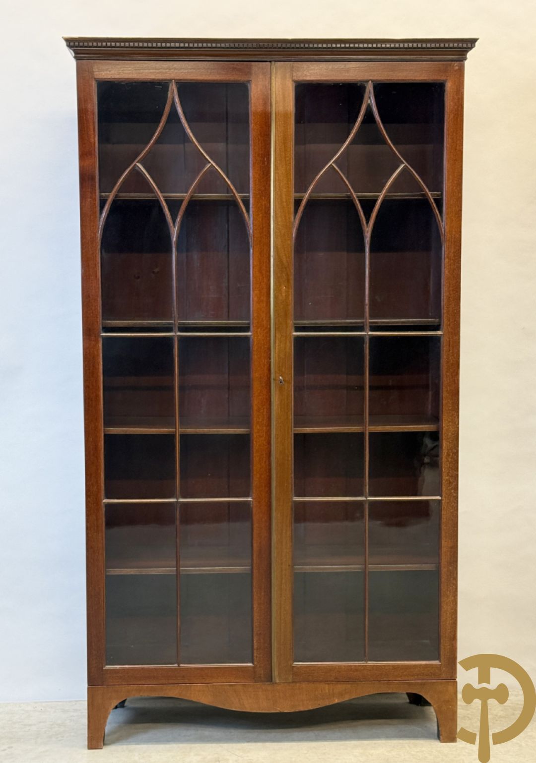 Paar Engelse mahoniehouten vitrines met legbanken