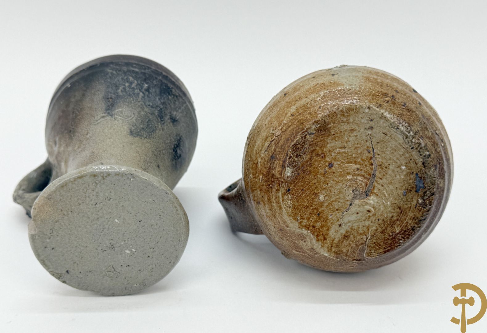 Vijf aardewerken Raeren kruiken + schaaltje