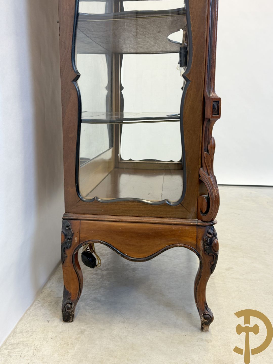 Franse notelaren vitrine met Louis XV motieven en fruitranken, bovenaan bezet met amfoor, 19e