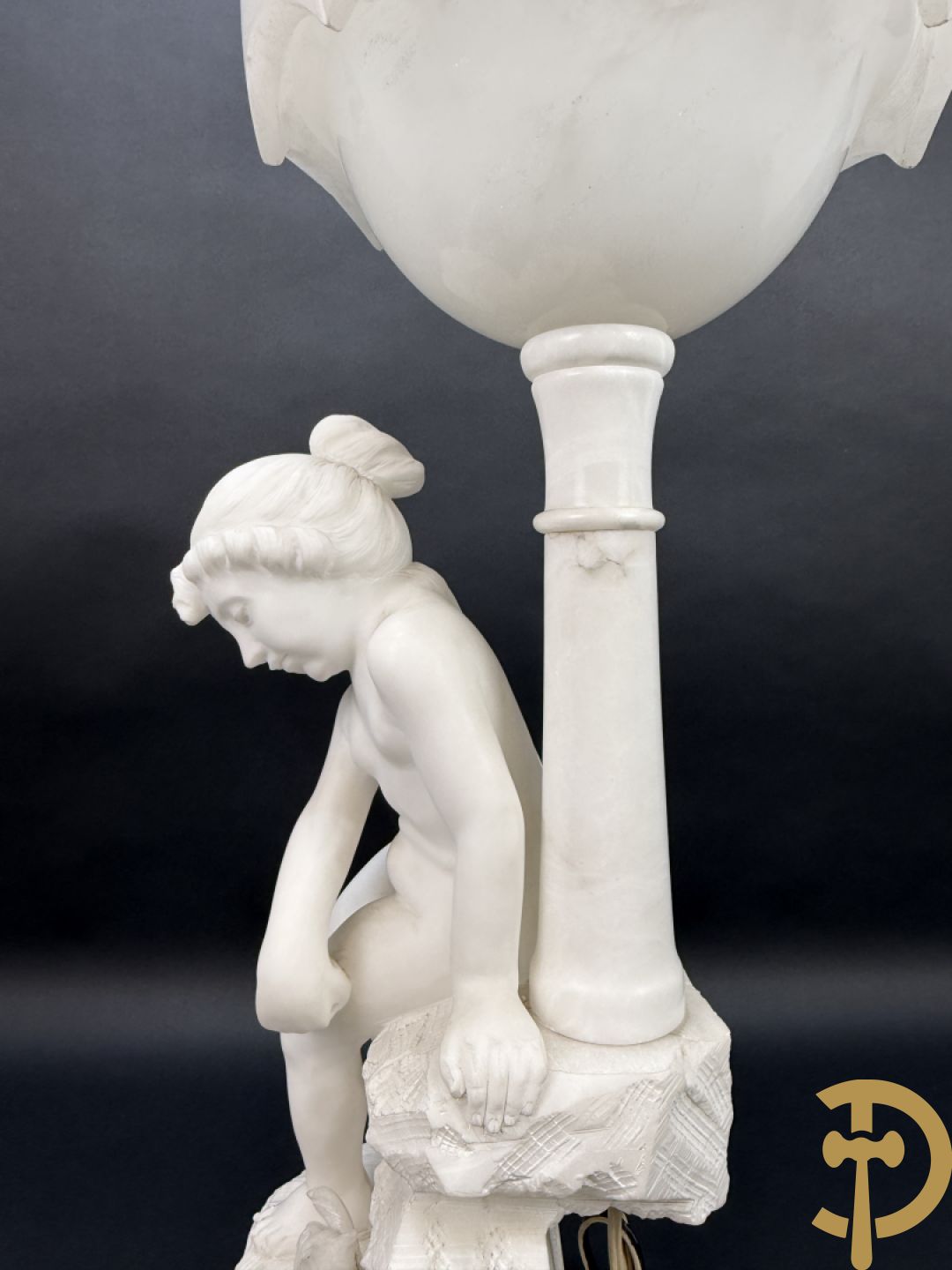 Albast beeld met meisje met poes en lamp